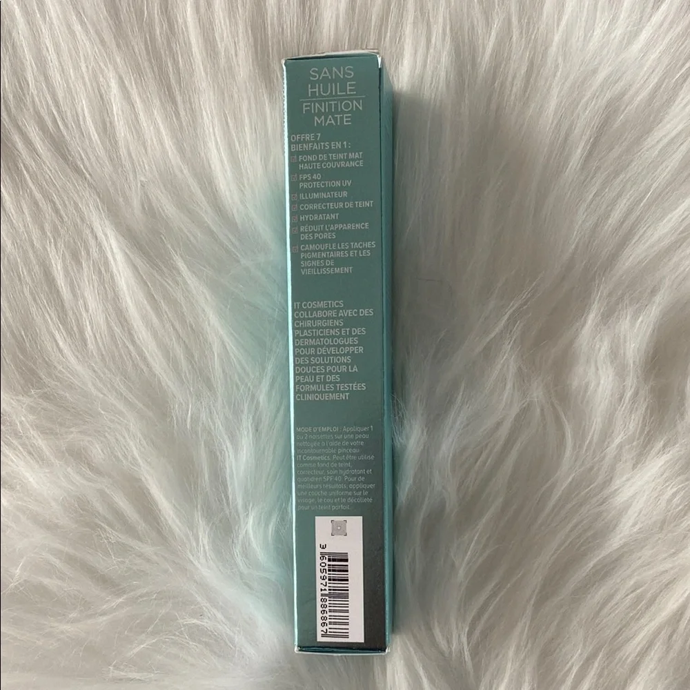 New in box It Cosmetics CC+ Oil-Free Matte in light